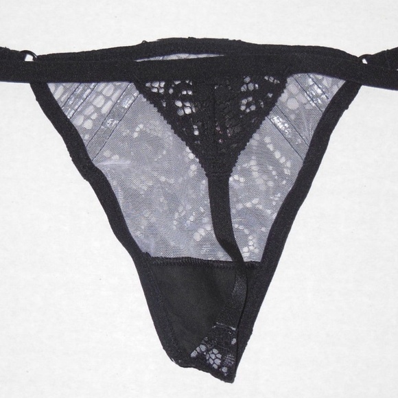 VS SCANDALOUS LIMITED EDITION Push-up Bra & Thong - Picture 4 of 6